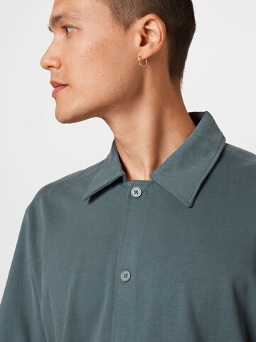 Coupe regular Chemise WEEKDAY en bleu