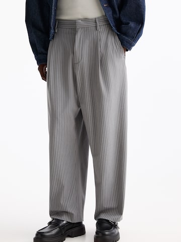Wide leg Pantaloni cutați de la Pull&Bear pe gri: față