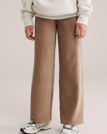 WE Fashion Regular Панталон в бежово: отпред