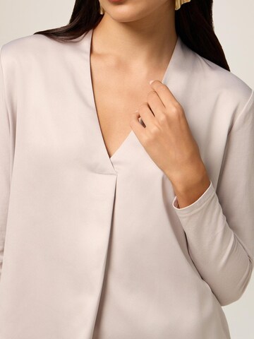 Top di oltre in beige