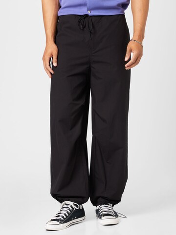 Loosefit Pantaloni de la WEEKDAY pe negru: față