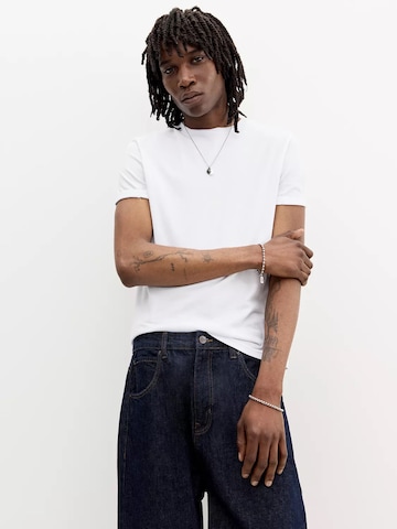 Pull&Bear Shirt in White: front