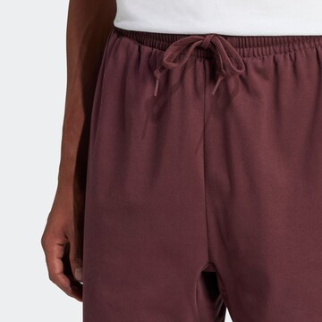 ADIDAS SPORTSWEAR - Loosefit Calças de desporto em vermelho