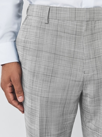 Regular Pantalon à plis 'Motionflex' Next en gris