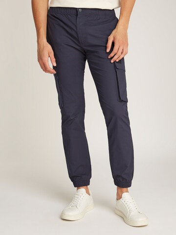Calvin Klein Jeans Дънки Tapered Leg Карго панталон в синьо: отпред