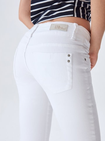 Skinny Jeans 'Molly' de la LTB pe alb