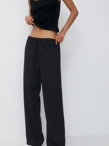 Pull&Bear Wide leg Trousers in Black: front