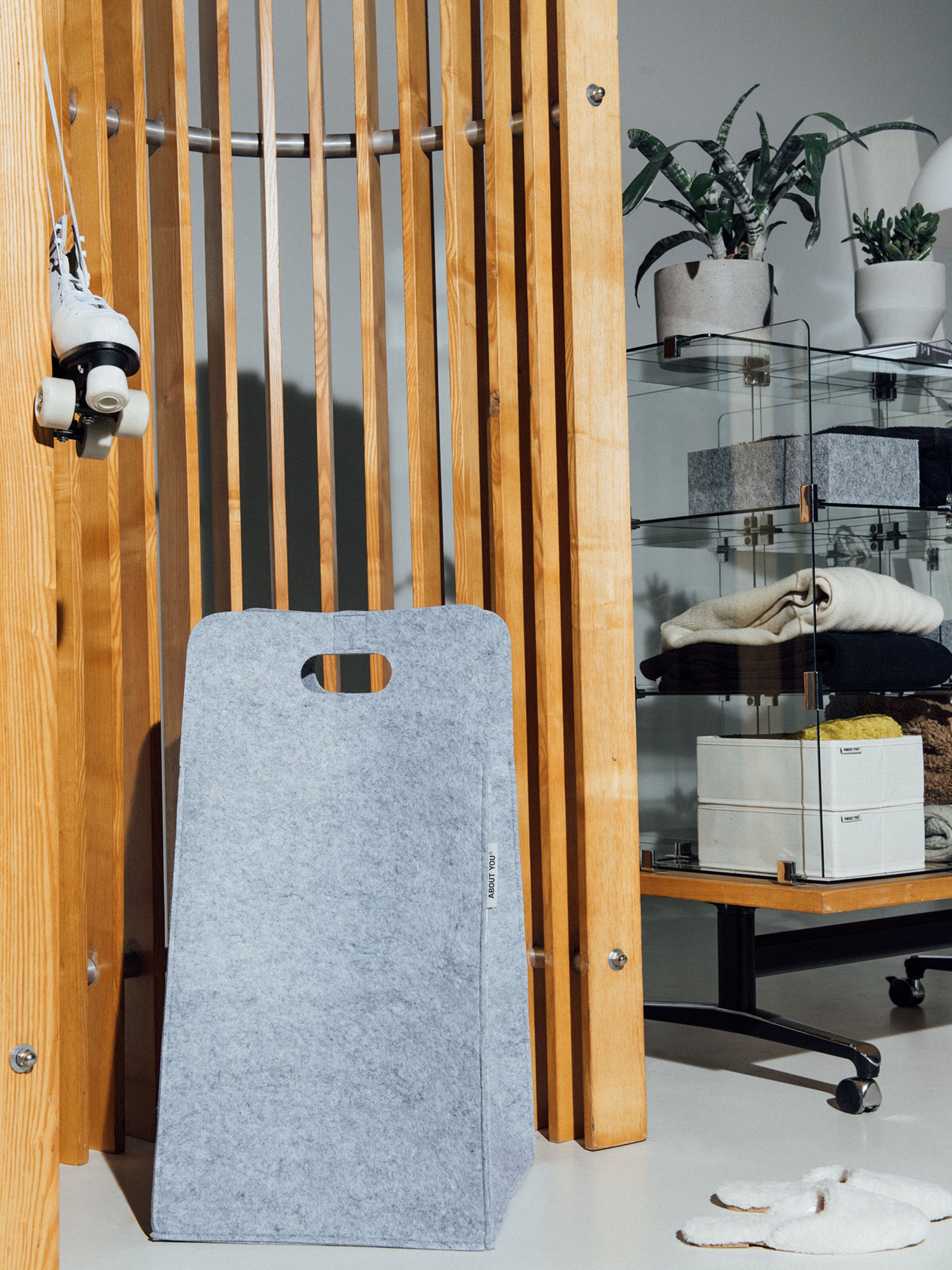 ABOUT YOU Wäschekorb 'Filztasche' in Hellgrau ABOUT YOU