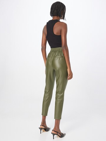 Tapered Pantaloni cutați 'Eva' de la VERO MODA pe verde