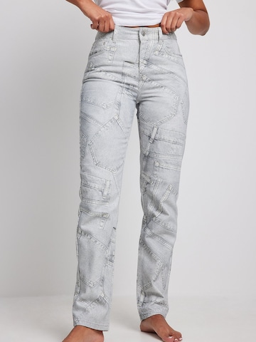 NA-KD Regular Jeans in Grijs: voorkant
