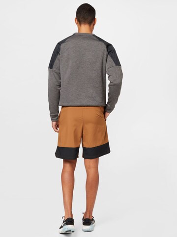 NIKE Regular Sportshorts in Braun