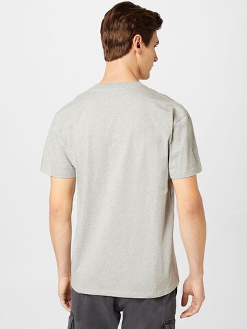 Tricou 'American Script' de la Carhartt WIP pe gri