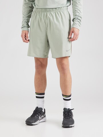 Regular Pantaloni sport 'CHALLENGER' de la NIKE pe verde: față
