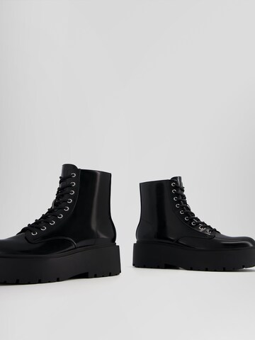 Bottines à lacets Bershka en noir