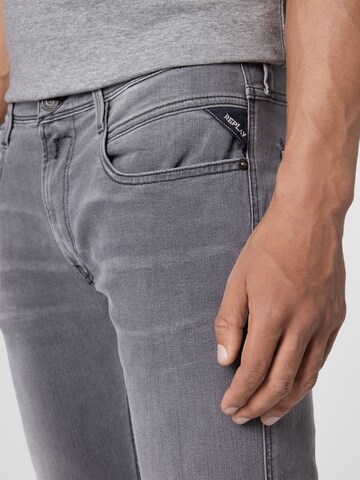 REPLAY Slimfit Jeans 'ANBASS' in Grau