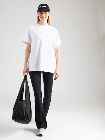 Maglia extra large 'Serif' di Aim'n in bianco