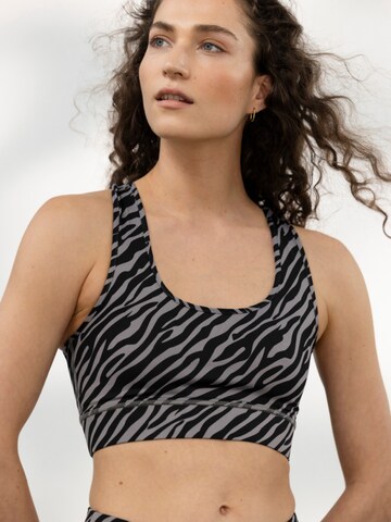 Hey Honey Bustier Sport-BH 'Racerback'‌‌ in Grau: Vorderseite