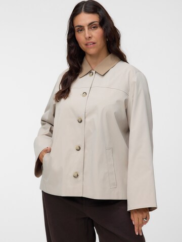 Vero Moda Curve - Chaqueta de entretiempo 'VMCChelsea Poppy' en beige: frente