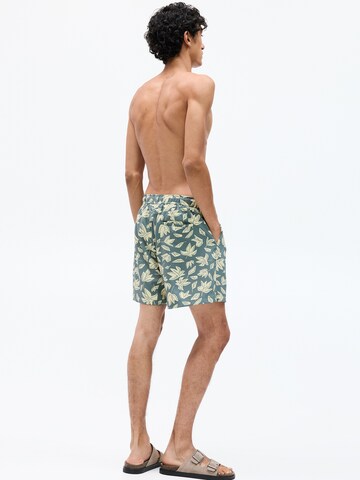 Pull&Bear Badeshorts in Grün