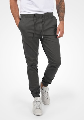 !Solid Tapered Chino Pants 'THEREON' in Grey: front