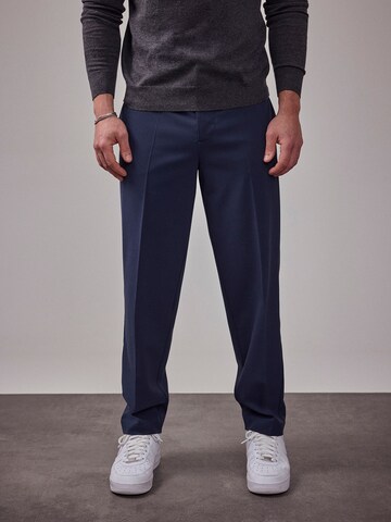 DAN FOX APPAREL Обычный Плиссированные брюки 'The Essential' в Синий: спереди