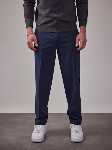 DAN FOX APPAREL - regular Pantalón de pinzas 'The Essential' en azul: frente