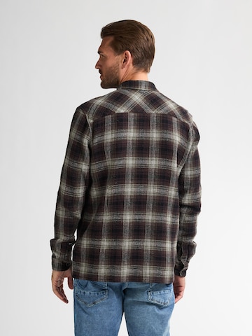 Petrol Industries Средняя посадка Рубашка в Красный