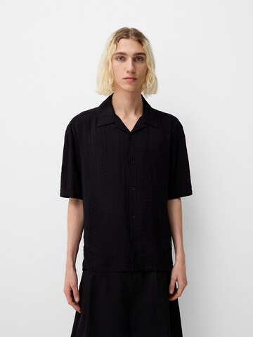Coupe regular Chemise Bershka en noir : devant
