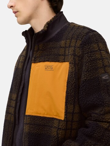 CAMEL ACTIVE Sweatjacke mit verstellbarem Kordelzug und Kontrastdetails in Braun