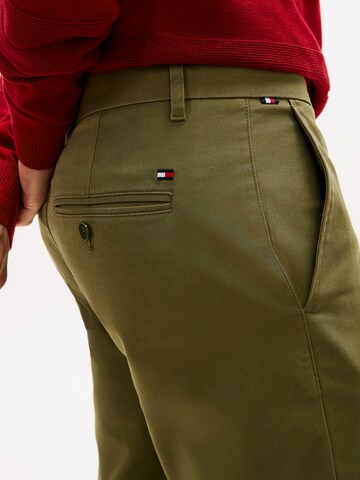 Coupe slim Pantalon chino '1985 Bleecker' TOMMY HILFIGER en vert