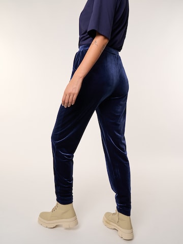 ABOUT YOU x Laura Giurcanu Slimfit Broek 'Jule' in Blauw