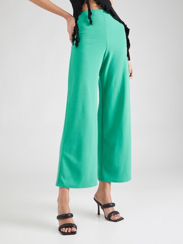 SISTERS POINT Wide leg Broek 'GLUT' in Groen: voorkant