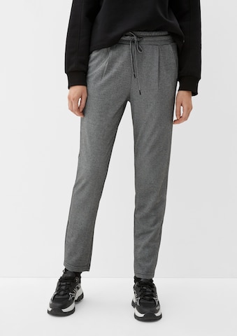 Coupe slim Pantalon à pince QS en gris : devant