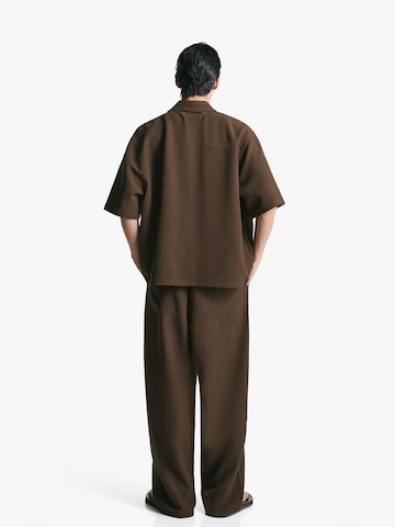 Bershka Loosefit Élére vasalt nadrágok - barna