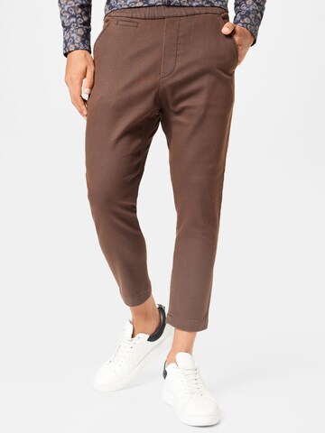 DRYKORN Tapered Broek 'TROP' in Bruin: voorkant