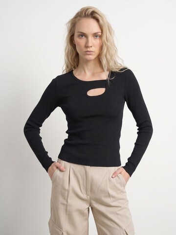 HYPEDROP - Camiseta 'JUNA' en negro: frente