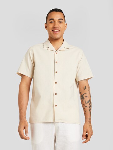 anerkjendt - Ajuste confortable Camisa 'LEO' en beige: frente