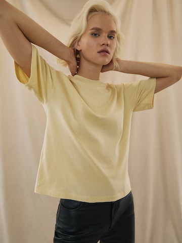 T-shirt 'Ashley' Kendall for ABOUT YOU en jaune : devant