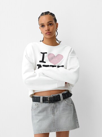 Bershka Sweatshirt in White: front