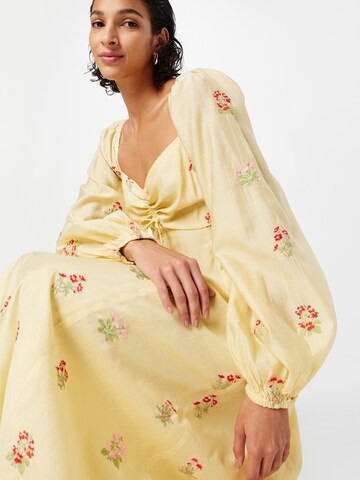 Robe Warehouse en jaune