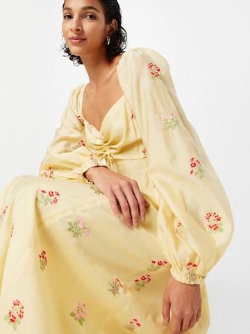 Robe Warehouse en jaune