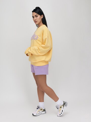 UNFOLLOWED x ABOUT YOU - Sweatshirt 'Vibe' em amarelo