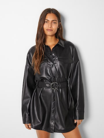 Robe-chemise Bershka en noir : devant