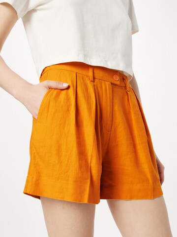 Sisley - Pierna ancha Pantalón plisado en naranja