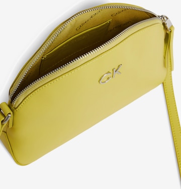 Borsa a tracolla 'Re-Lock' di Calvin Klein in giallo