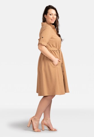 Karko - Vestido camisero 'MARZANNA' en beige