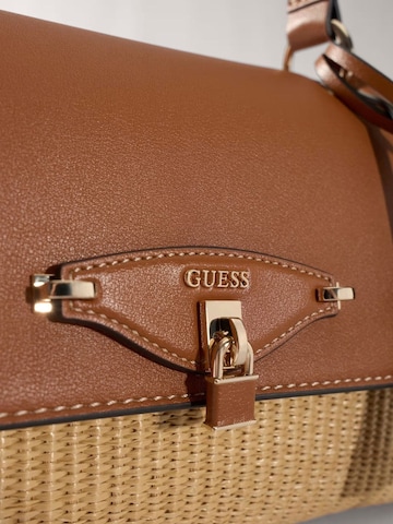 GUESS Handväska 'Guess Sac à Rabat Maggie Natural/Caramel' i beige