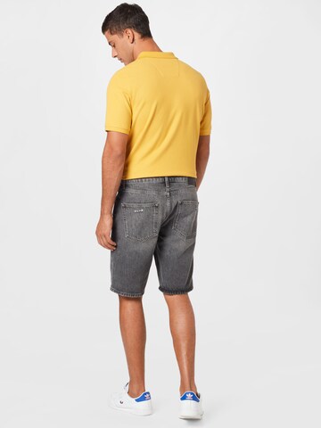 Superdry Regular Shorts in Grau