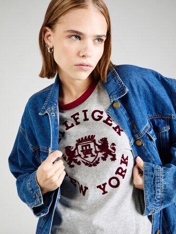 TOMMY HILFIGER Футболка в Серый