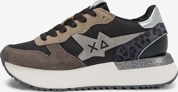 Baskets basses SUN68 en noir : devant